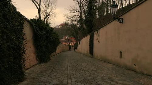 Promenade en POV sur une vieille chaussée à Prague, République tchèque (Tchéquie)