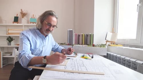 Vielbeschäftigter leitender Architekt arbeitet im Büro