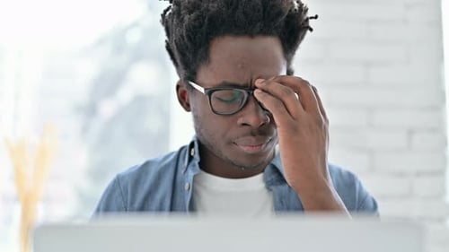 Porträt eines jungen afrikanischen Mannes mit Migräne