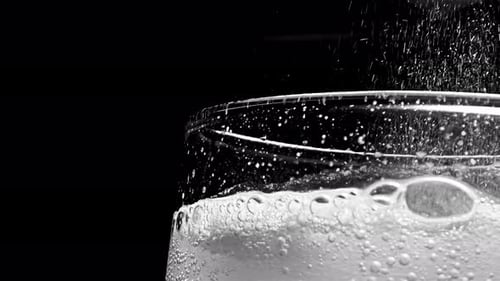 Glass with hissing carbonated bubbles