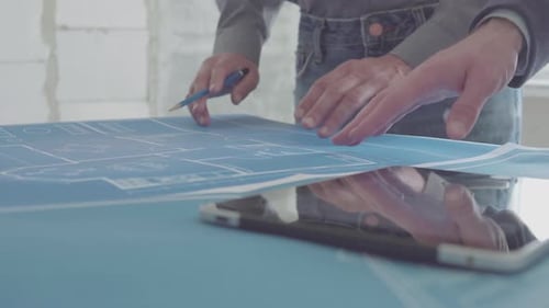 Architekt und Ingenieur im Team diskutieren Hauszeichnungen, Nahaufnahmen, die auf eine Zeichnung zeigen