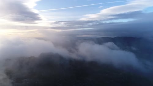 Drohne fliegt in den Wolken