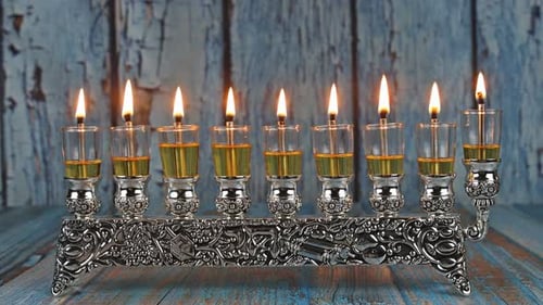 Velas de aceite de oliva con luz judía ortodoxa, una menorá de Janucá