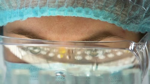 Investigador que toma tubo de ensayo con muestra de suelo, control de fertilidad, medio ambiente