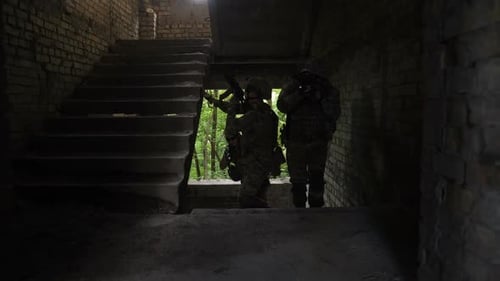 Elite-Trupp von Marines betreten das feindliche