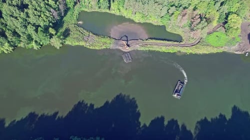 Aushub und Entfernung von Erde vom Boden des Reservoirs