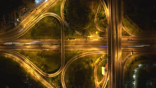 4K : Un Drone Hyperlapse a tiré au-dessus d'une route de jonction à plusieurs niveaux.