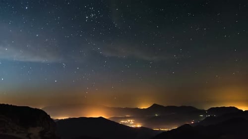 Estrellas sobre el país de noche a día