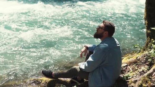 Tourist, der sich am Fluss entspannt.