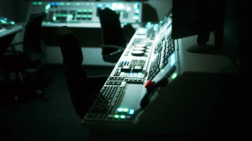 Equipamiento de la sala de control central vacía