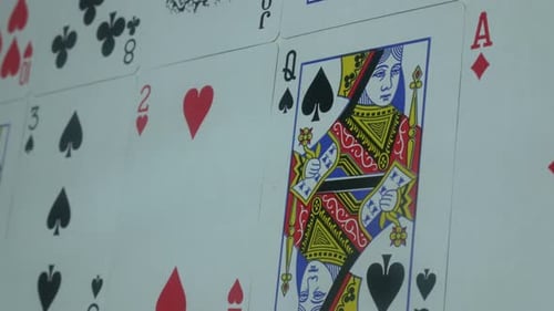 Schönes modernes Deck von Pokerkarten auf dem Tisch im Casino