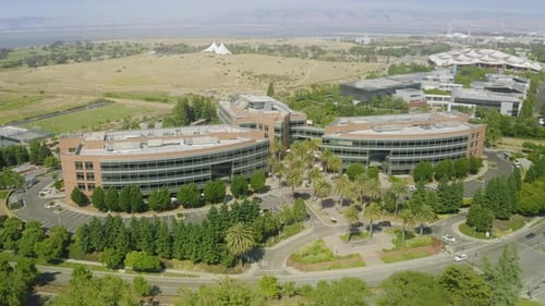 Штаб-квартира Google, окруженная пышной зеленой растительностью