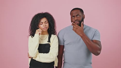 Nachdenklicher afroamerikanischer Mann und Frau denken über Problemlösung nach Kerl mit toller Idee Lady