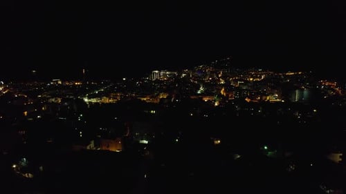 Vista aérea de la noche Ciudad de Budva Montenegro