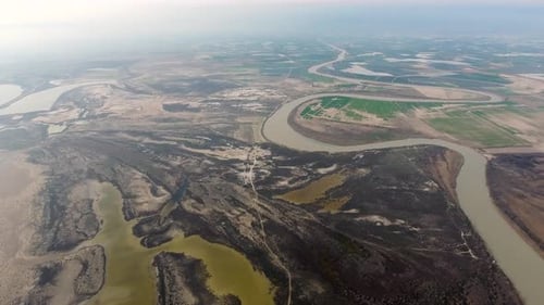 Mäander und See auf Plain