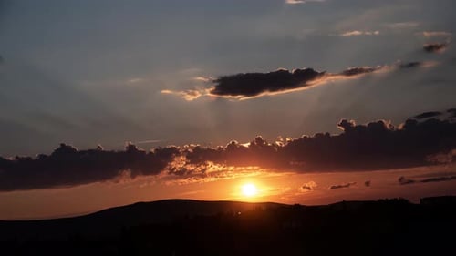 Zeitraffer bei Sonnenuntergang