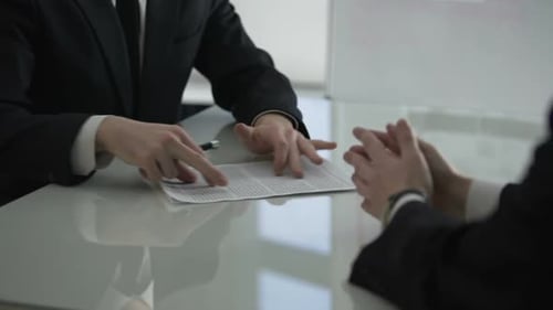 Homme d'affaires donnant un contrat de coopération à un collègue masculin pour signature, partenariat