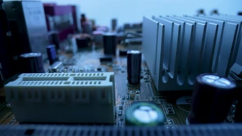 Capacitores Dissipadores de calor de alumínio para chips de resfriamento e slots de memória em uma placa-mãe de computador