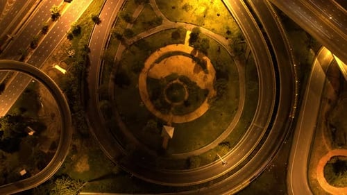 4K : Vue de dessus de l'échangeur et de la route à plusieurs jonctions