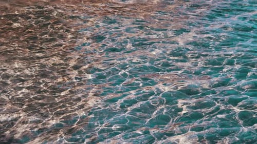 Fondo de agua azul claro y cristalino