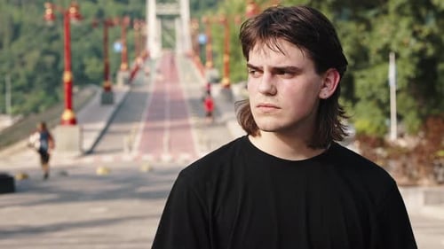 Nahaufnahme eines fröhlichen Hipster-Tätowierten Mannes, der draußen in der städtischen Straße steht und in die Kamera schaut