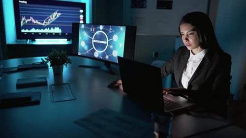 Mulher comerciante de negócios trabalhando em mercados de moeda criptográfica com tecnologia blockchain