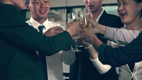 Empresários de sucesso bebem vinho e champanhe no jantar no salão de baile