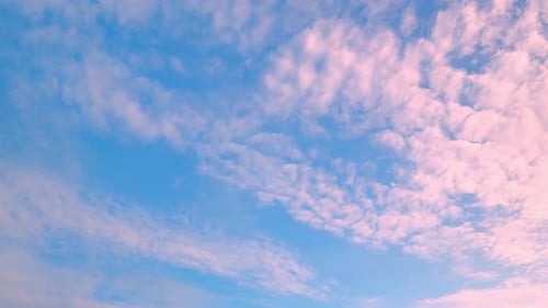 4K UHD : Time-lapse du ciel coloré pendant un magnifique coucher de soleil. Nuages romantiques. Ciel d'été