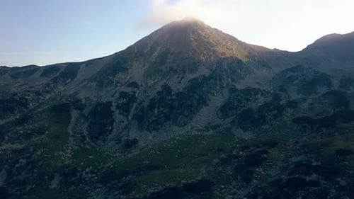 Envolez-vous vers le sommet d'un incroyable sommet dans les montagnes de Roumanie.