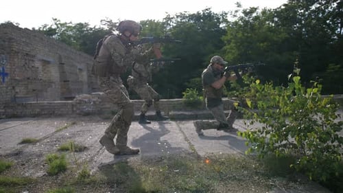Soldats de combat de l'armée visant des armes sur la cible