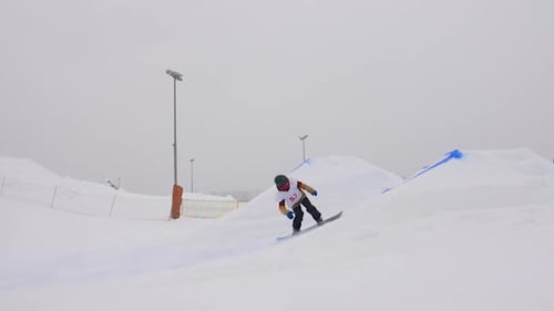 SLOW MOTION: Junger Profi-Snowboarder Big Air