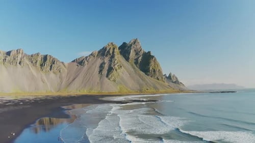 Drohnen-Blick über Landschaft in Island