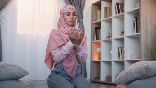 Islam Glaube Muslimische Gebetsfrau Hijab betet nach Hause