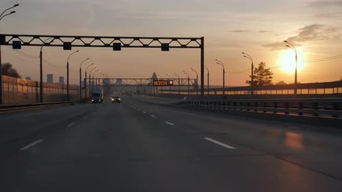 Autos fahren die Straße entlang