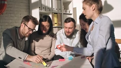 Équipe commerciale discutant des idées