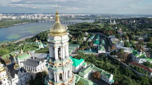 Vue aérienne de la grande tour du clocher de la laure de Petchersk, de Kiev, du monastère orthodoxe