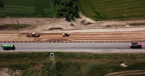 Straßenbaustelle mit Maschinen, Bulldozer, Aushub von oben. Video, Luftaufnahme