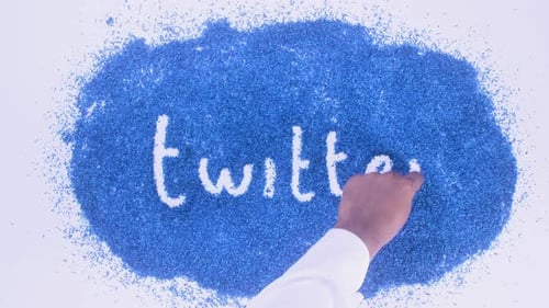 Blaues Schreiben auf Twitter