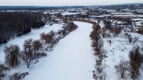 Luftbild auf einem kalten gefrorenen winterlichen Fluss im Schnee