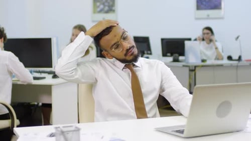 Arabischer Geschäftsmann arbeitet im Büro
