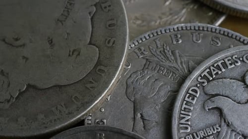Foto rotativa de filmagens de moedas americanas antigas
