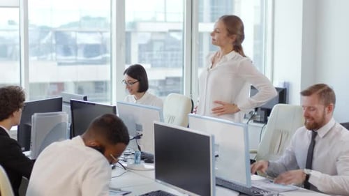 Femme d'affaires faisant de la gymnastique au travail