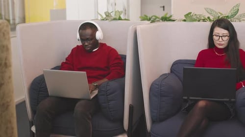 Des hommes d'affaires diversifiés travaillant dans un espace de coworking