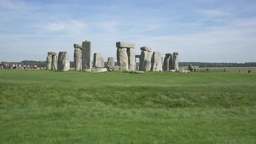 Turistas que visitan el monumento de Ston