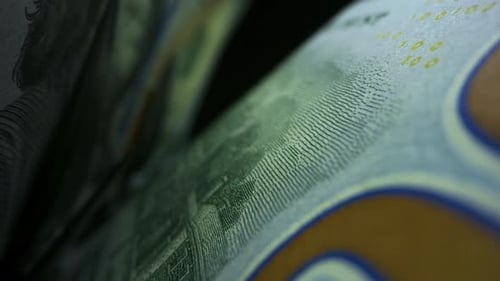 Moderne Zählmaschine mit amerikanischer Währung. Nahaufnahme Papiergeldberechnung