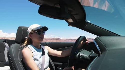 Mädchen im Cabrio