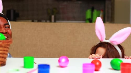 Glückliche gemischte Familie feiert Ostern lächelnd und lachend