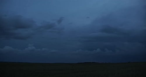Gewitterwolken im Feld