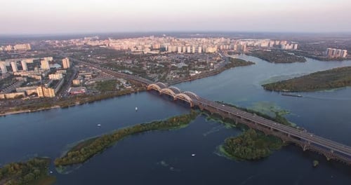Sonnenuntergang auf der Brücke am Fluss