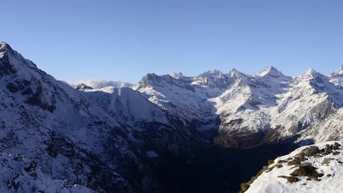 Panorama auf schneebedeckten Berggipfeln und Bergrücken der majestätischen italienischen Alpen im Winter